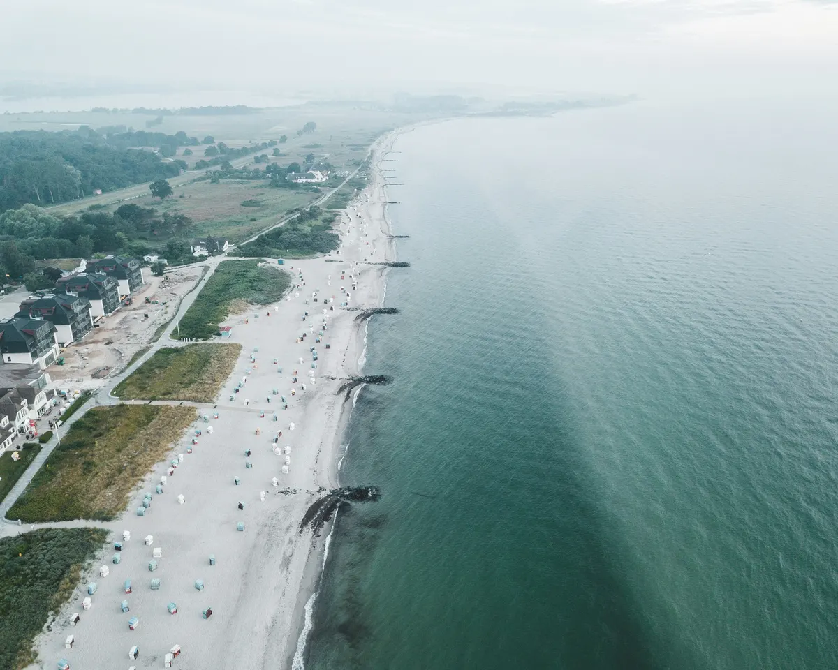 Ostseestrand mit Strandkörben von oben